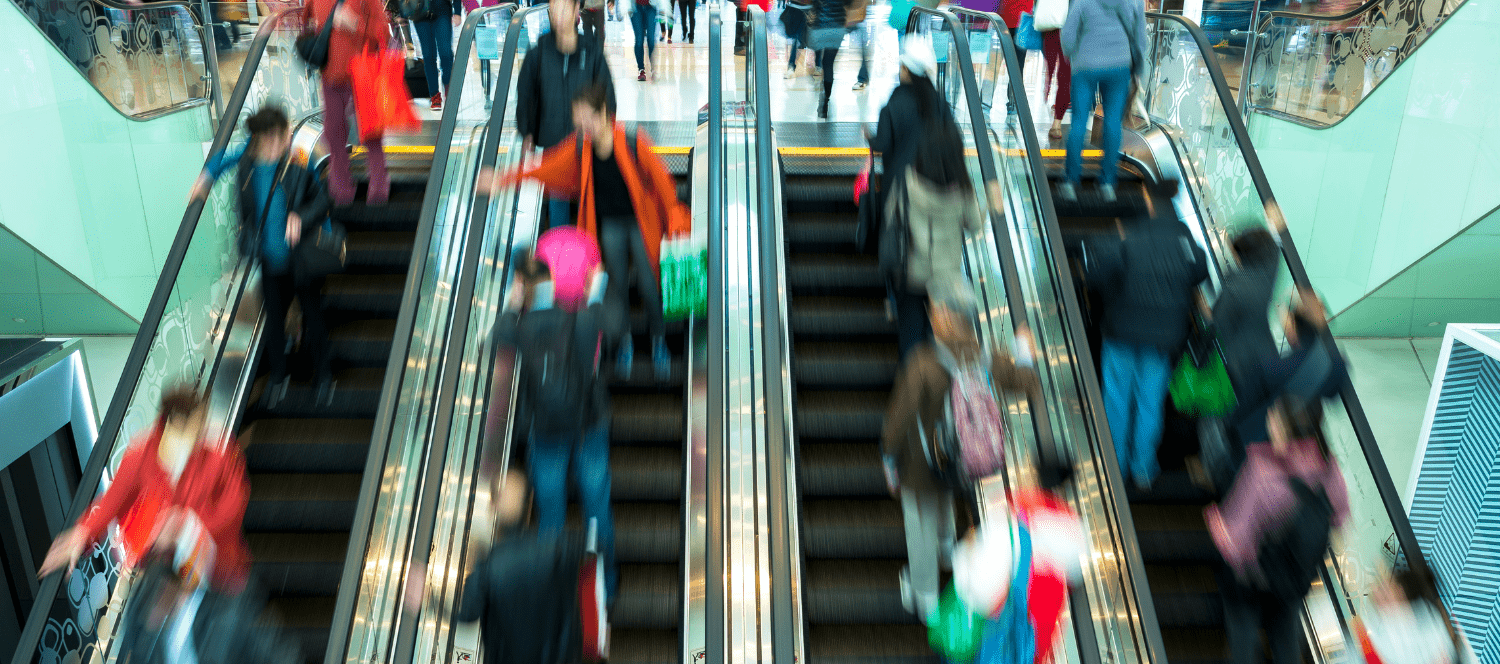 Rolltreppen im Shoppingcenter © Canva